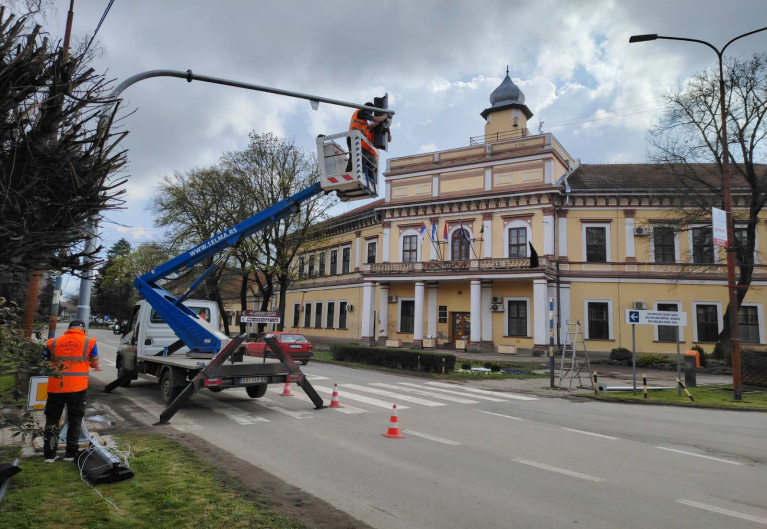 Új közlekedési jelzőlámpák Adán